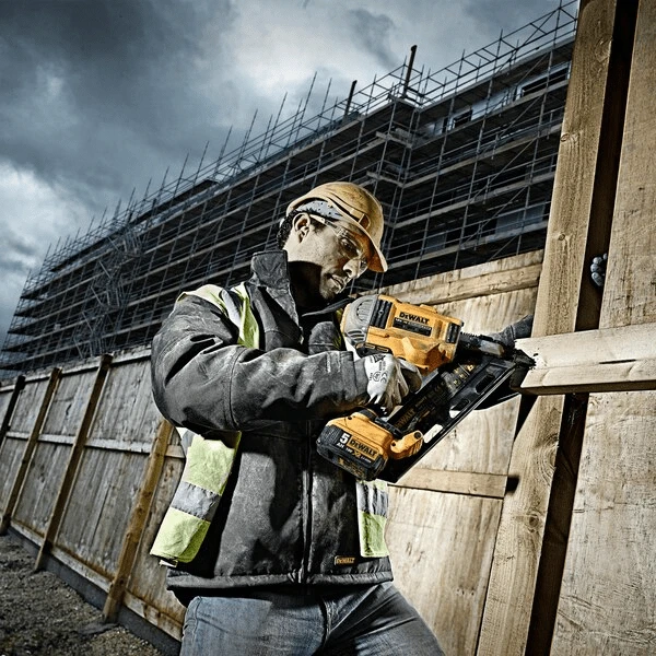 Cloueur De Charpente Dewalt DCN692P2-QW XR 18V Avec Coffret, 2 Batteries 5 Ah Li-Ion Et Chargeur – Image 4